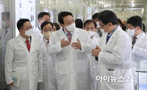 윤석열 대통령 당선인이 29일 오전 대전 한국과학기술원(KAIST) 내 나노종합기술원을 방문해 반도체 연구 현장을 둘러보고 있다. [사진=인수위 사진기자단]