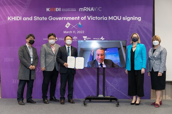한국보건산업진흥원은 지난달 11일 호주 빅토리아 주 정부와 RNA(리보핵산) 백신·치료제 개발 협력을 위한 업무협약(MOU)을 체결했다. 한국보건산업진흥원,