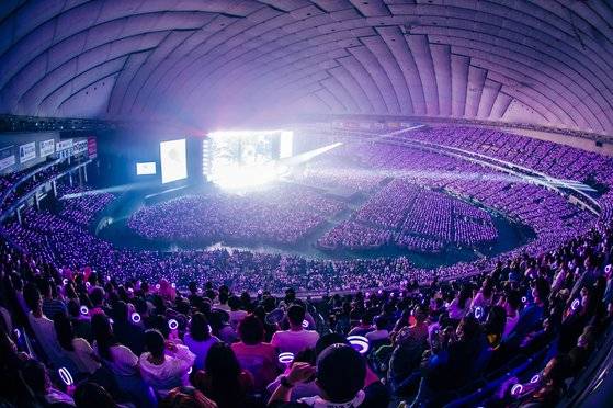 트와이스는 최근 일본 도쿄돔(5만석)에서 3회 연속 공연하는 기록을 세웠다. [사진 JYP]