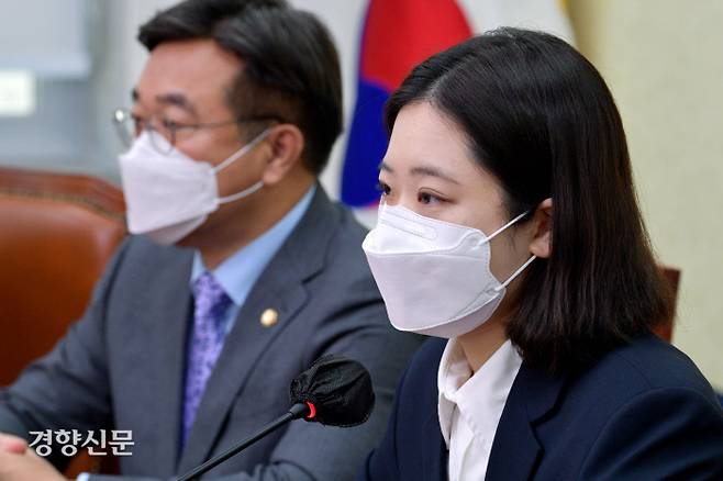 박지현 더불어민주당 공동비상대책위원장(오른쪽)이 지난 27일 오전 서울 여의도 국회에서 열린 비상대책위원회의에서 모두발언을 하고 있다.  국회사진기자단