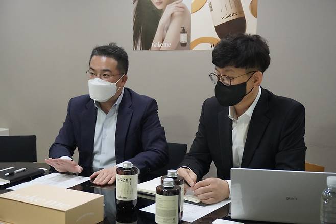 맞춤형 화장품의 시대가 국내에서도 본격적으로 시작되고 있다. 이달 CJ온스타일은 코스맥스와 손잡고 맞춤형 화장품 브랜드 ‘웨이크미(WAKE ME)를 론칭했다. 왼쪽부터 오석민 CJ온스타일 헬스·뷰티상품 담당(부장)과 김재희 코스맥스 신규사업개발실 이사.[CJ온스타일 제공]