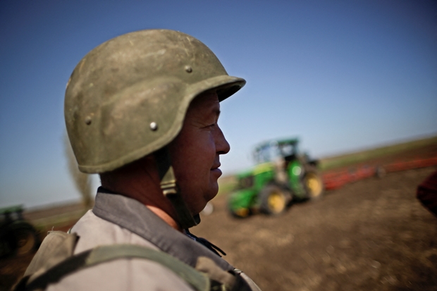 26일(현지시간) 우크라이나 남동부 자포리자에서 농부 유리이와 올레크시이가 방탄모를 착용하고 있다./로이터 연합뉴스