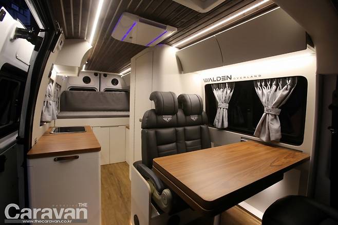 월든 오버랜드의 실내 공간, 화장실겸 샤워실의 사이즈가 상당히 넓고 세련된 모습이다