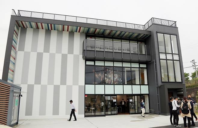 개관 앞둔 우토로평화기념관 (우토로=연합뉴스) 이세원 특파원 = 일제 강점기 비행장 건설 과정에서 모인 조선인이 살아 온 '우토로 마을'의 역사를 알리고 평화를 염원하는 우토로평화기념(祈念·기원함)관 개관을 사흘 앞둔 27일 방문자들이 일본 교토부 우지시 우토로 마을에 있는 기념관 근처에서 대화하고 있다.