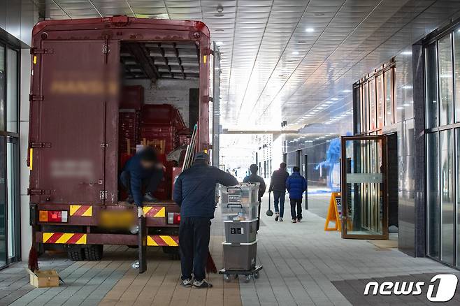 사진은 15일 오전 서울 용산구 용산베르디움 프렌즈에서 관계자들이 이삿짐을 옮기고 있다. 2021.2.15/뉴스1 © News1 이재명 기자