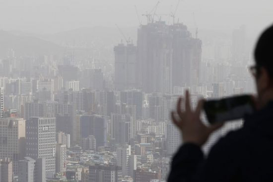 지난 27일 서울부동산정보광장에 따르면 지난 3월 서울 아파트 거래량은 총 1401건으로 지난해 10월(2197건) 이후 5개월 만에 가장 많았다. 지난해부터 이어진 감소세가 8개월 만에 증가세로 돌아섰다는 점에서 차기 정부의 부동산 규제완화 기대감 등 대선 영향이 크게 작용한 것으로 보인다. 사진은 이날 남산에서 본 서울 아파트. ＜이하 사진=연합뉴스＞