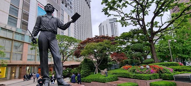 2013년 11월 서울 소공동 롯데호텔 앞에 들어선 푸시킨 동상. 러시아작가동맹이 증정했다. 동상 아래엔  '삶이 그대를 속일지라도'가 새겨져있다./김기철기자