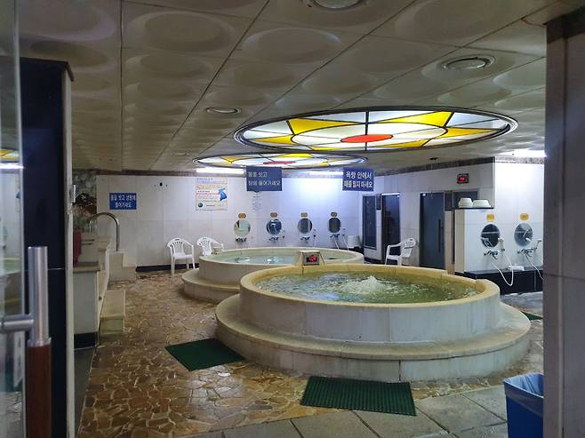 28일 오전 서울 강남구 대치동의 한 목욕탕이 텅 비어있다./오귀환 기자