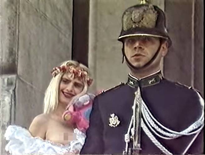 치치올리나는 보수적인 이탈리아 정치를 풍자하기 위해 섹스를 이용했다. 유튜브 화면 갈무리