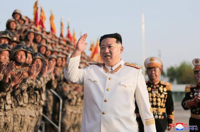 김정은 북한 국무위원장이 지난 27일 조선인민혁명군 창건 90주년 경축 열병식 참가자들과 기념사진을 찍었다고 조선중앙통신이 29일 보도했다. 평양=조선중앙통신 연합뉴스