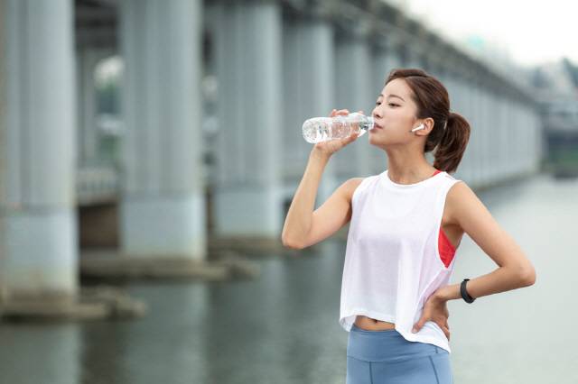 운동할 때 적당량 물을 마셔야 운동 효과도 커진다./사진=클립아트코리아