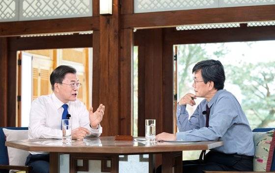 문재인 대통령이 지난 15일 청와대 상춘재에서 JTBC 손석희 전 앵커와 대담하고 있다. 사진제공 청와대