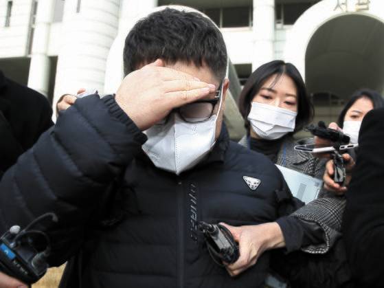 정영학 회계사가 지난 1월 서울 서초동 서울중앙지법에서 열린 '대장동 개발 특혜·로비 의혹' 사건 관련 첫 공판에 출석한 뒤 법정을 나서고 있다. 뉴스1