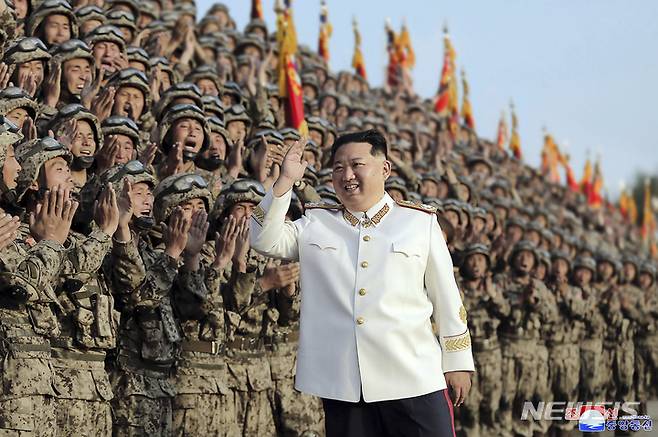 [평양=AP/뉴시스] 북한 조선중앙통신이 제공한 사진에 김정은 북한 국무위원장이 지난 27일 평양에서 열린 조선인민혁명군 창건 90돌 열병식에 참가한 군 장병들과 함께 기념 촬영을 하고 있다. 2022.04.29.