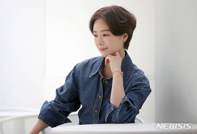 [서울=뉴시스] 조성우 기자 = 드라마 '군검사 도베르만'에 출연한 배우 오연수가 지난 28일 서울 강남구 한 카페에서 뉴시스와 인터뷰에 앞서 포즈를 취하고 있다. 2022.04.29. xconfind@newsis.com