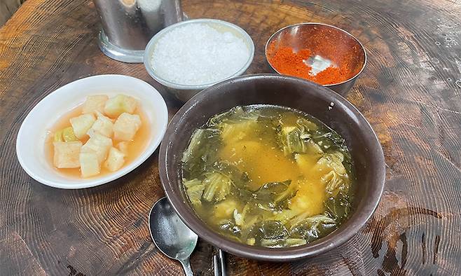 서울 종로구 낙원동에 있는 식당에서 팔고 있는 2000원짜리 우거짓국 상차림.