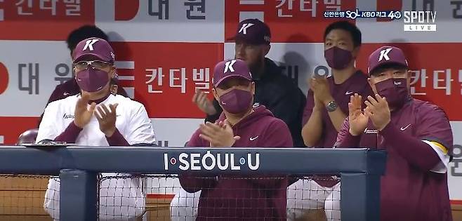 ▲ 박병호가 타석에 서자 홍원기 키움 히어로즈 감독(왼쪽)을 비롯한 키움 벤치가 박수를 보내고 있다.ⓒSPOTV 중계 캡처.