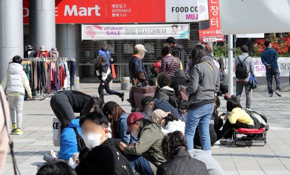 서울의 한 대형마트 앞에서 포켓몬빵을 구매하려는 시민들이 매장 오픈을 기다리고 있다.(사진=뉴스1)