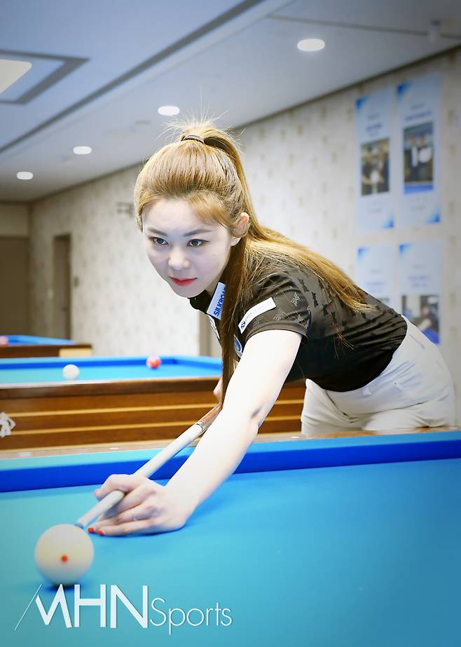 지난 달 27일, '당구여제' 김가영이 본지와의 인터뷰에 앞서 포즈를 취하고 있다ⓒMHN스포츠 이지숙 기자