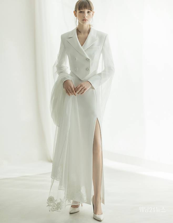 사진 : 웨딩드레스 카이라 브라이덜,&nbsp;포토그래퍼 유창환(앤유스튜디오),&nbsp;모델 사브리나,&nbsp;헤어 신탁 메이크업 송은(뷰티 진동희),&nbsp;스타일리스트 김한울,&nbsp;플로리스트 김신희(쉬아비떼플라워),&nbsp;제품협찬 미니멀얼루어, 앙뜨