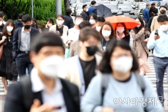 전국에 비가 내린 29일 서울 종로구 광화문 사거리에서 출근길 시민들이 발걸음을 재촉하고 있다. /문호남 기자 munonam@