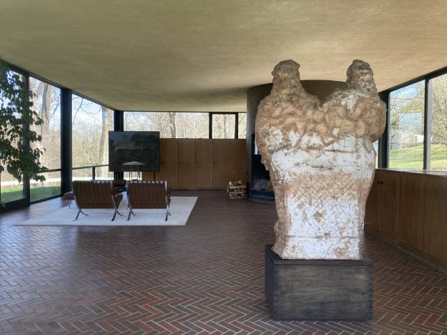 더 글래스 하우스 내부 모습. 존슨이 바우하우스의 그로피우스에게서 영향을 받아 산업적인 재료를 심플하게 사용한 것을 확인할 수 있다.