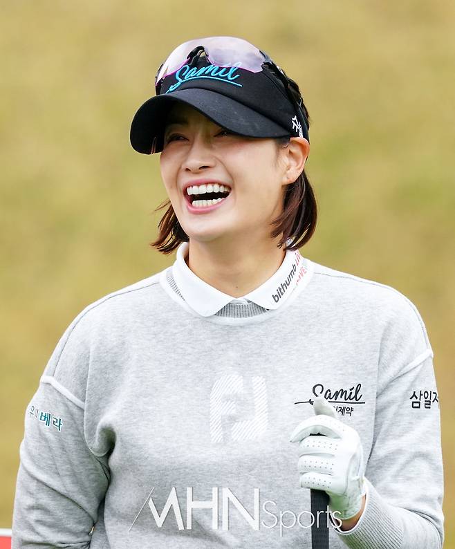 박결이 지난 달 30일 열린 크리스 F&C 제44회 KLPGA 챔피언십 3라운드 경기 도중 환하게 웃고 있다.(MHN스포츠 포천, 박태성 기자)