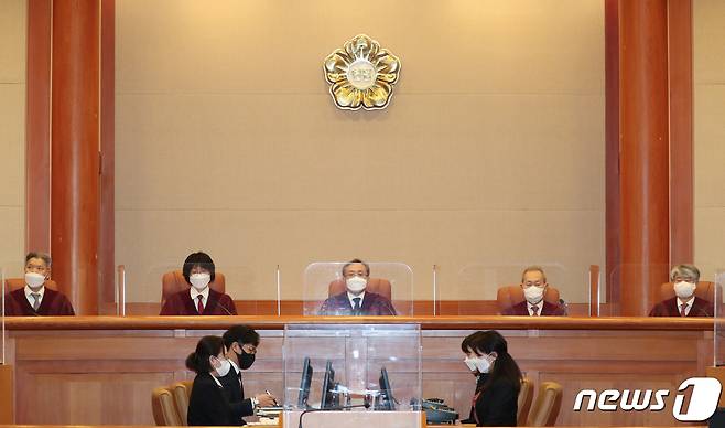 유남석 헌법재판소장을 비롯한 헌법재판관들이 헌법소원·위헌법률 심판 선고를 위해 서울 종로구 헌법재판소 대심판정에 자리하고 있다. 2022.2.24/뉴스1 ⓒ News1 허경 기자