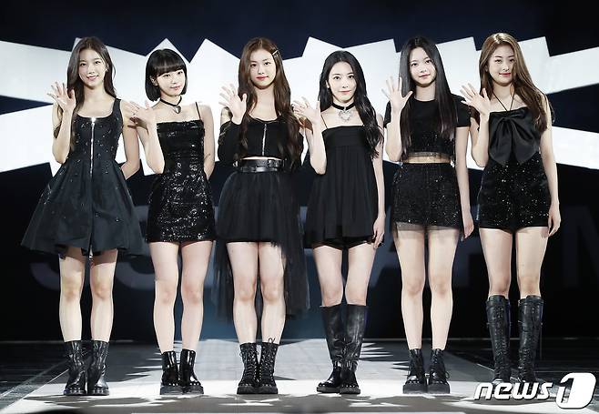 하이브 최초 걸그룹 르세라핌(LE SSERAFIM) 카츠하(왼쪽부터), 김채원, 김가람, 사쿠라, 홍은채, 허윤진이 2일 서울 중구 장충체육관에서 열린 데뷔 앨범 ‘FEARLESS’ 미디어 쇼케이스에서 포즈를 취하고 있다. 2022.5.2/뉴스1 © News1 권현진 기자