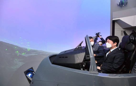 안철수 대통령직 인수위원장(오른쪽)이 지난 1일 경남 사천시 한국항공우주산업(KAI)에서 열린 우주항공산업 현장간담회에서 KF-21 시뮬레이터에 탑승해 체험하고 있다. 뉴시스 제공