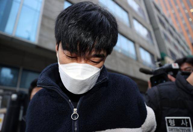 '스토킹 살인' 김병찬이 지난해 11월 검찰 송치를 위해 서울 남대문경찰서를 나서고 있다. 연합뉴스