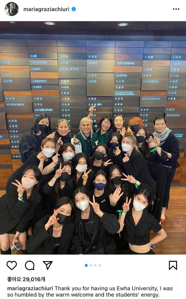 1일 디올의 수석 디자이너 마리아 그라치아 치우리가 자신의 인스타그램에 이화여대의 '과잠'을 입고 학생들과 찍은 사진을 올렸다. 치우리 인스타그램 캡처