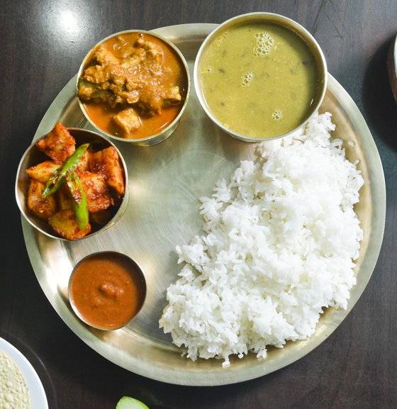 서울 종로구 창신동 네팔 거리에서 만날 수 있는 네팔 가정식 ‘달 밧 탈커리’.