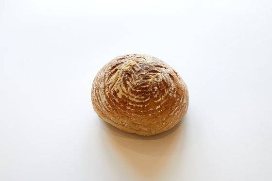 소중 학생기자단이 선택한 빵 로즈마리 갈릭. 딱딱하고 질긴 겉면과 달리 속은 촉촉한 식감이 느껴지고, 씹을수록 느껴지는 구수한 풍미가 매력적이다.