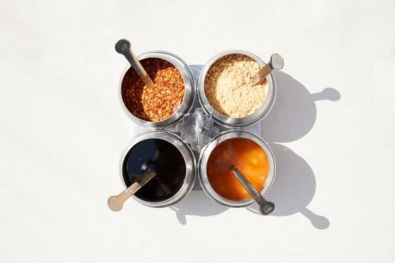 태국 음식을 먹을 땐 식당에서 제공하는 태국 고춧가루·땅콩 가루·피시 소스·고추 식초 등을 기호에 따라 더할 수 있다.