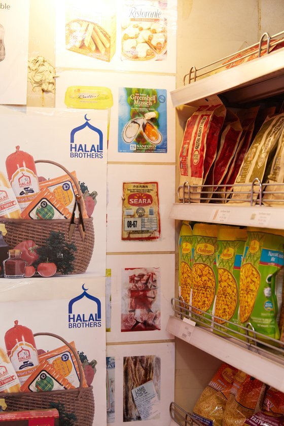 이슬람 사원으로 가는 우사단길에 있는 식료품 가게에는 할랄 식품을 비롯해 현지 맛을 전하는 세계의 식재료가 모여 있다.