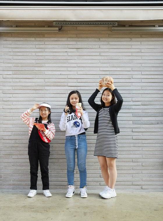 서울 이태원서 세계 음식 탐방을 한 문시윤 학생모델·김도경 학생기자·김나호 학생모델(왼쪽부터)이 각자 터키 케밥, 독일 빵, 미국식 피자를 들고 포즈를 취했다.