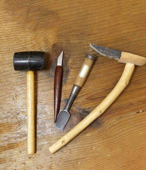 목재 재단과 소반 제작에 쓰이는 연장들. 왼쪽부터 망치, 조각칼, 끌, 자귀.