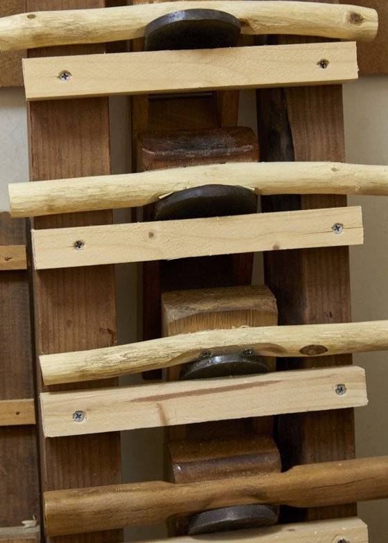 소반 제작에 쓰이는 대패들. 앉아서 하는 작업이 많고 크기가 작은 소반의 특성상 미끄러짐을 방지하기 위해 양옆에 손잡이가 달렸다.