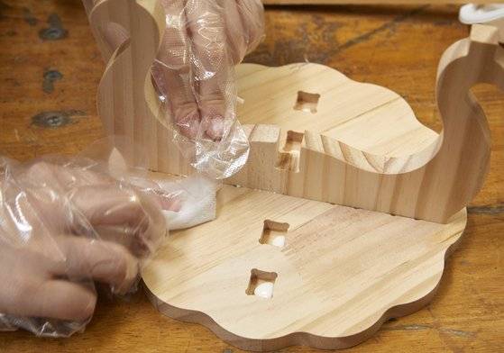 2. 네 개의 다리를 홈에 차례대로 끼운다.