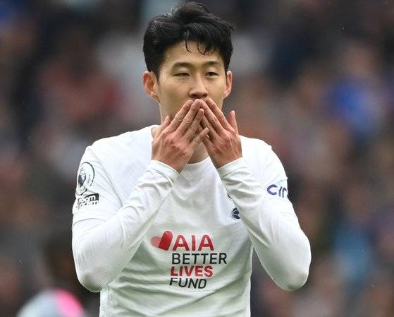 두 번째 골 직후 손키스 세리머니를 선보이는 손흥민. [EPA=연합뉴스]