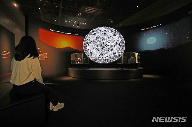 [서울=뉴시스] 박진희 기자 = 한국-멕시코 수교 60주년 기념 국립중앙박물관 특별전 '아스테카-태양을 움직인 사람들' 언론공개회가 열린 2일 서울 용산구 박물관 상설전시관에 '태양의 돌과 태양의 신 토나티우'가 전시되어 있다. 전시는 오는 8월 28일까지. 2022.05.02. pak7130@newsis.com