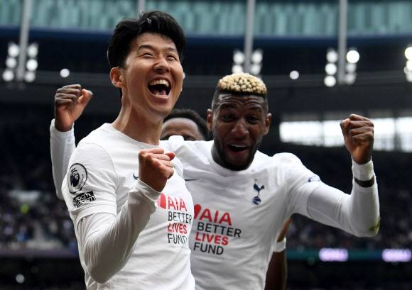 손흥민이 1일(현지시간) 영국 런던의 토트넘 홋스퍼 스타디움에서 열린 레스터 시티와의 2021-2022시즌 EPL 35라운드 홈 경기에서 골을 넣은 후 기뻐하고 있다.EPA 연합뉴스