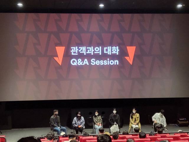 2일 오전 전북 전주시 완산구 씨네Q에서 진행된 영화 '내가 누워있을 때' GV에 최정문 감독, 배우 정지인, 오우리가 참석했다. / 사진=현혜선 기자