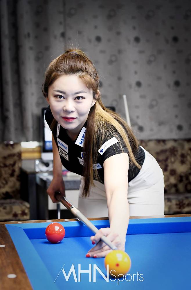 ​지난 달 27일, '당구여제' 김가영이 본지와의 인터뷰에 앞서 포즈를 취하고 있다ⓒMHN스포츠 이지숙 기자