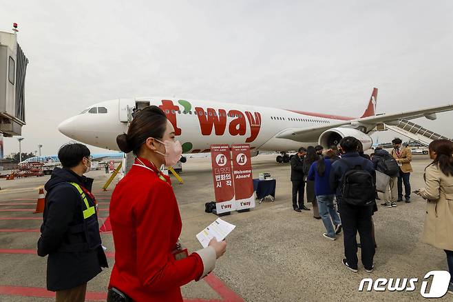 티웨이항공이 최장 1만km까지 운항할 수 있는 A330-300기를 도입해 17일 김포국제공항에서 공개했다. 347석 규모의 A330-300은 중장거리 노선 운항에 적합한 기종이다. 2022.3.17/뉴스1 © News1 공항사진기자단