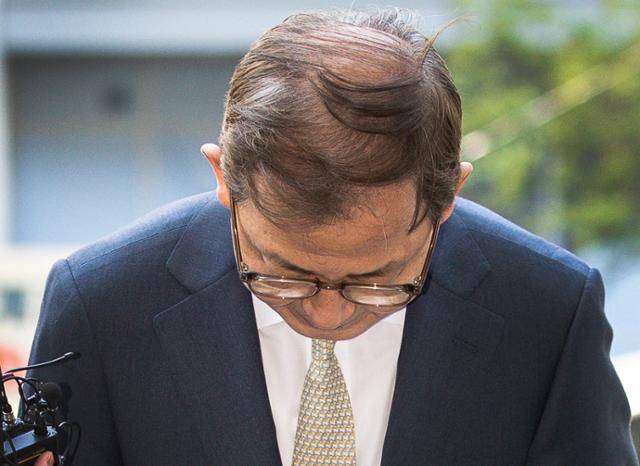 김인철 사회부총리 겸 교육부 장관 후보자가 3일 서울 여의도 한국교육시설안전원에서 후보직 사퇴를 밝힌 후 고개 숙이고 있다. 뉴스1