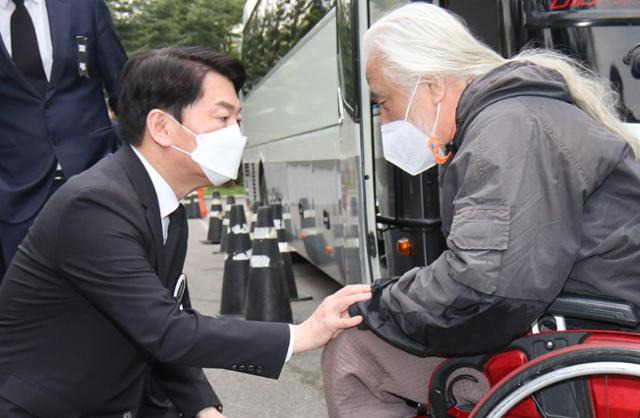 지난달 22일 오전 서울 종로구 서울대병원 장례식장에서 안철수 제20대 대통령직인수위원장 부친의 발인이 엄수된 가운데 안 위원장이 장례식장을 찾아온 박경석 전국장애인차별철폐연대(전장연) 상임공동대표와 위로의 대화를 나누고 있다. 뉴시스