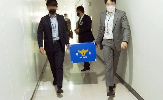 경찰이 더불어민주당 대선 후보였던 이재명 전 경기지사의 '성남FC 후원금 의혹' 수사를 위해 2일 성남시청 5개 과를 압수수색했다. 연합뉴스
