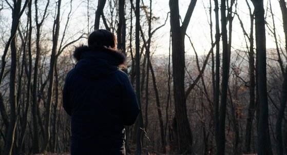 다큐멘터리 '그대가 조국'에는 조국 전 장관이 집에서 홀로 식사를 차려 먹고 산에 오르는 개인적인 시간도 많이 담겼다. [사진 켈빈클레인프로젝트·엣나인필름]